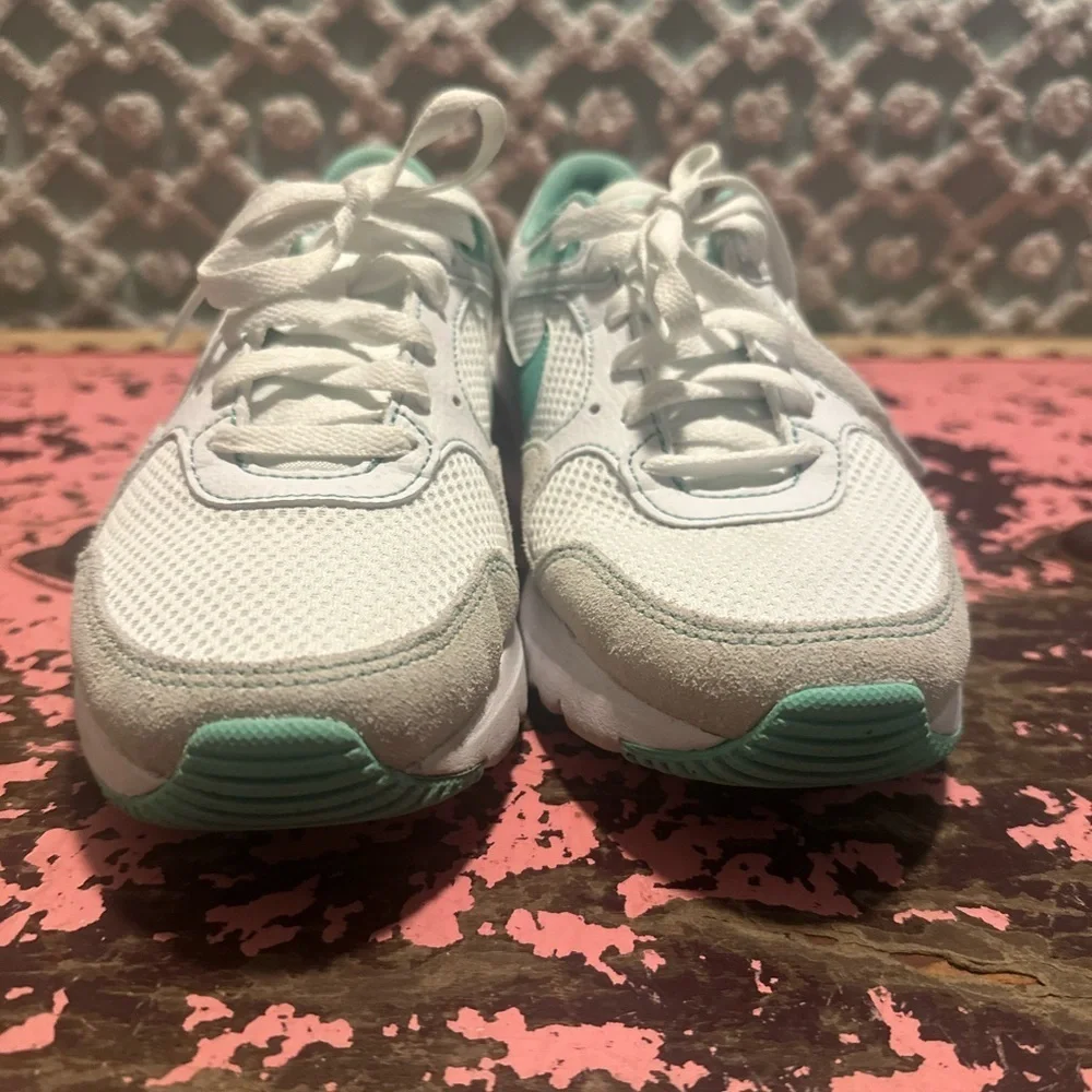 White and teal Women’s NIKE Airmax Sz 7.5